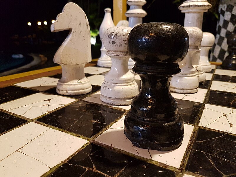 File:Oversized chess pieces on a tile board.jpg