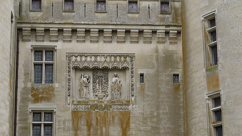 File:P1010220 Picardie, château de Pierrefonds, l'Annonciation, détail du haut relief entre les tours Jules César et Charlemagne (8381333054).jpg