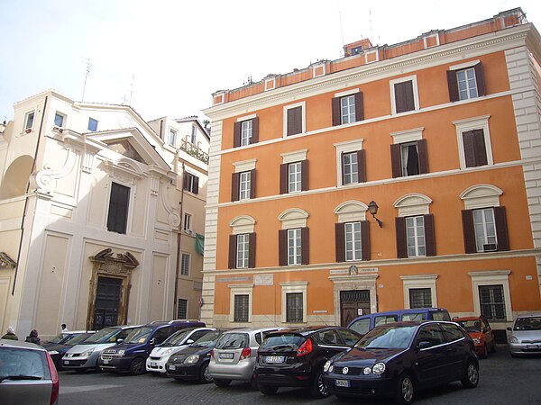 Piazza di San Salvatore in Campo e a igreja à esquerda.