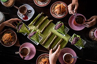 Rice-based snacks and freshly brewed cacao are served in Cabadbaran City's well-known "Painitan" which in its literal sense means "a place to get warmed up." Photograph: Lyra Ecuacion (CC BY-SA 4.0)