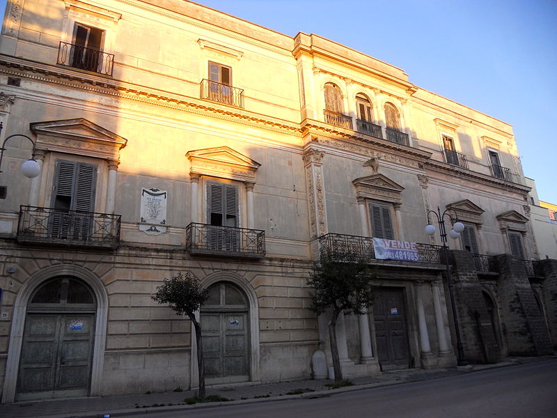 File:Palazzo Saraceno a Spinazzola.jpg