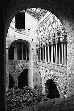 Gothic Cloister at Villa Rufolo Paolo Monti - Servizio fotografico (Ravello, 1965) - BEIC 6328862.jpg