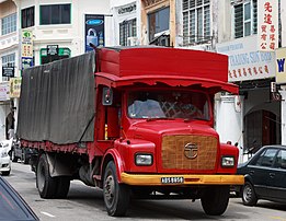 Un camion Tata dans une rue de George Town (Malaisie). (définition réelle 4 264 × 3 295)