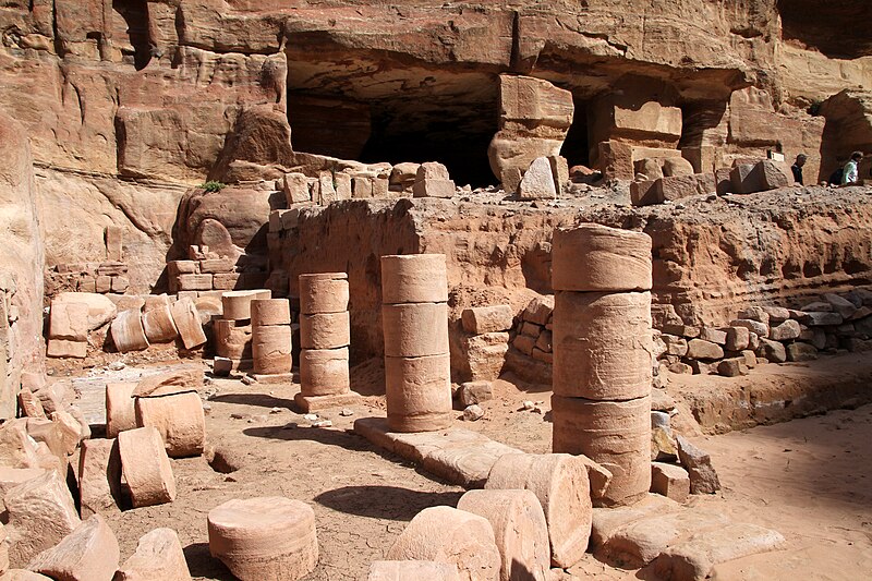 File:Petra-Wadi al-Farasa-48-Saeulen-2010-gje.jpg