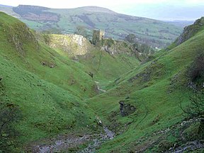 Castillo de Peveril y Cave Dale.jpg