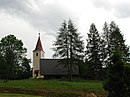 Pfarrkirche mit Kirchenlinde und Wirtschaftsgebäude der Pfarre