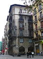 Edifici d'habitatges a la plaça de les Olles, 2 (Barcelona)