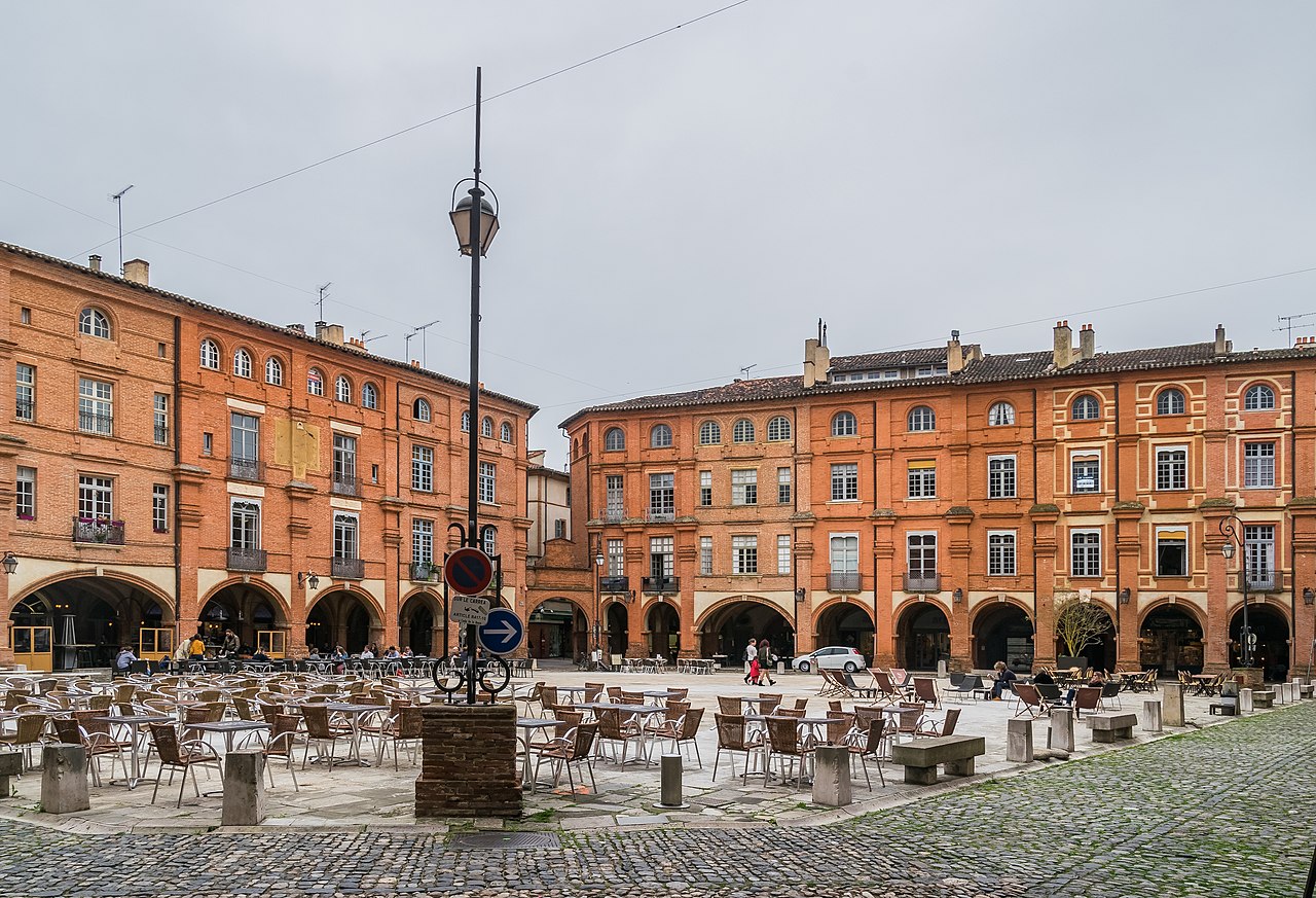 File:Place Nationale in Montauban 06.jpg - Wikimedia Commons