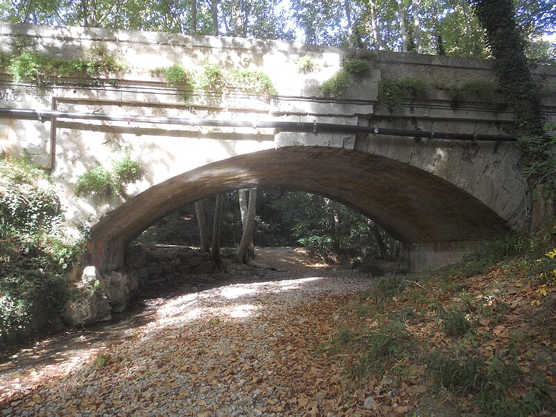 File:Pont de la Lironde entre Montferrier-sur-Lez et Montpellier, arche centale, vue aval.jpg