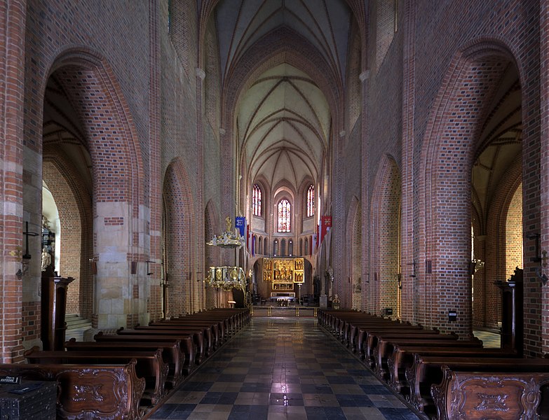 File:Poznań Cathedral Interior.jpg