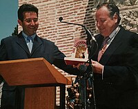 José Mª Álvarez del Manzano, Alcalde de Madrid, recibe de manos del Presidente de la Congregación, Antonio Sánchez Molledo el Premio Virgen de la Antigua