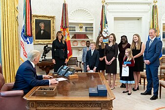 Amy Coney Barrett et sa famille dans le Bureau ovale (2020), en présence de Donald et Melania Trump.