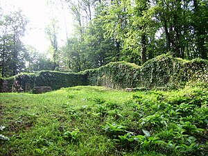 Vista del muro tra il castello esterno e quello principale (stato 2010)