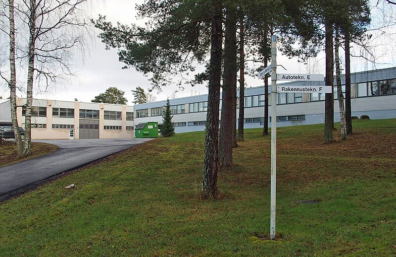 File:Raision ammattiopisto, vocational school in Vaisaari, Raisio, Finland.jpg