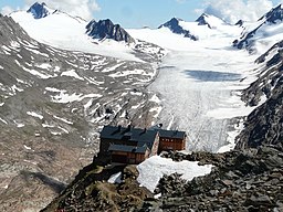 Falschungsspitze syns vid bildens överkant lite höger om glaciärens centrum.