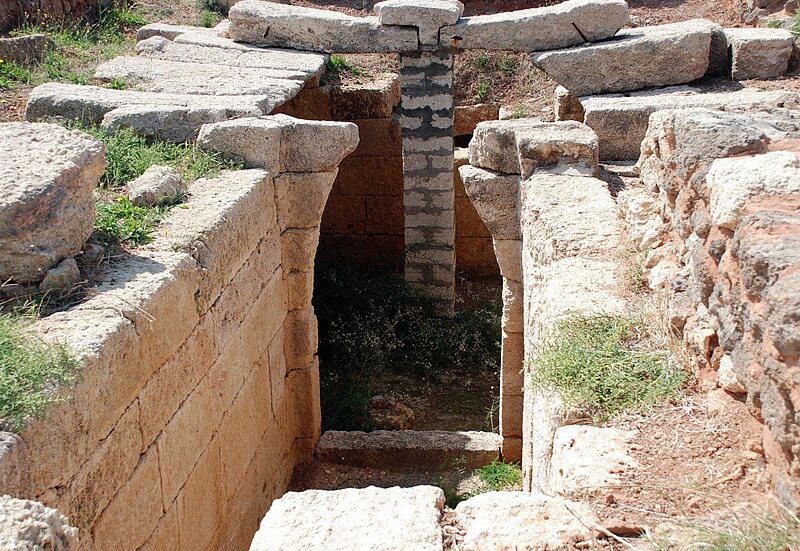 File:RasIbnHani,tomb1.jpg