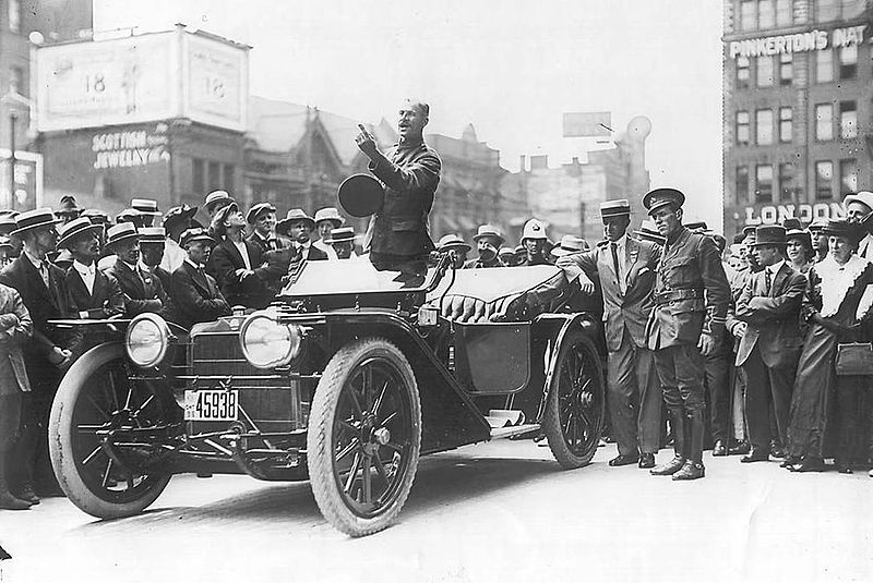 File:Recruiting at city hall.JPG