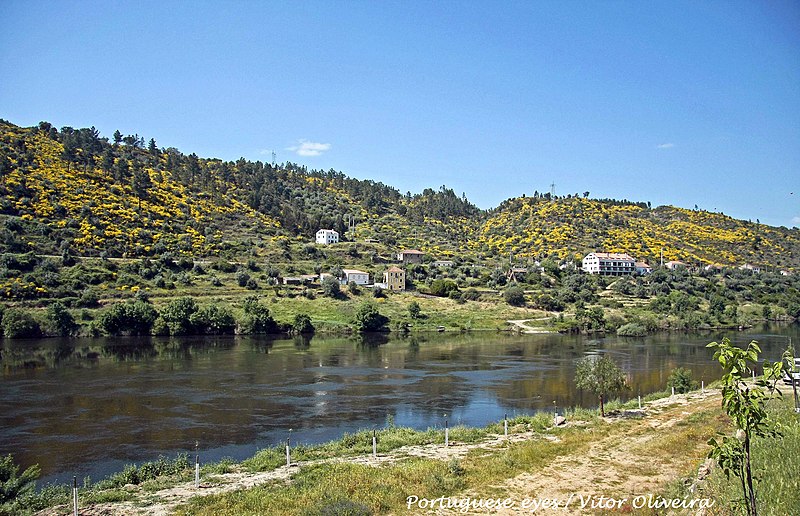 File:Rio Tejo - Portugal (5660606813).jpg