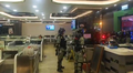 防暴警察晚上9時半後到長沙灣翠河餐廳搜查，並將中年漢帶走
