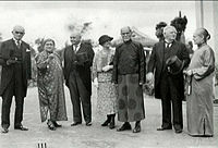 Ông Hà Đông (thứ ba từ phải sang) cùng 2 người vợ là Clara (thứ 2 bên trái) và Margaret (thứ 1 bên phải) đón tiếp phó tổng thống Mỹ John Nance Garner (thứ hai từ phải sang) tại Ho Tung Gardens năm 1935.