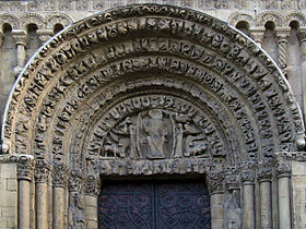 Pórtico occidental de la catedral de Rochester (Inglaterra). En el románico, las arquivoltas acogen decoración escultórica en sentido radial, marcando las dovelas del arco de medio punto.