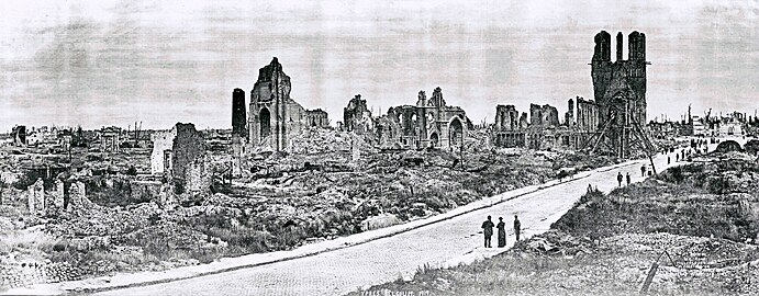 Ieper: Klædehallen og Sankt Martins-katedralen i 1919