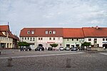 Миниатюра для Файл:Ruhland, Marktplatz mit Brunnen, Blick westwärts 240512FotoAndreKaiser.jpg