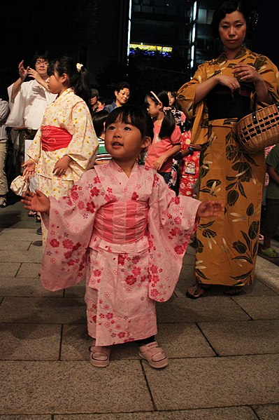 File:SAKURAKO enjoy the bon dance. (6062683958).jpg