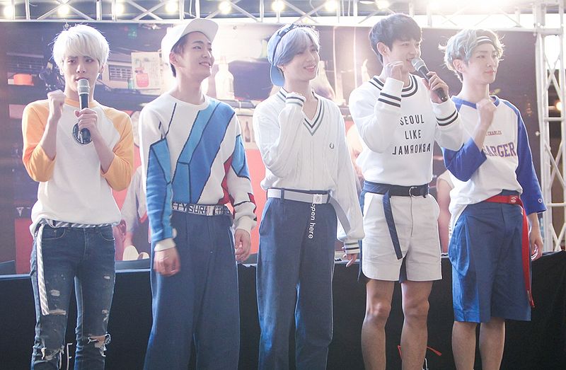 File:SHINee at a fansign at IFC Mall in Yeouido on May 2015.jpg