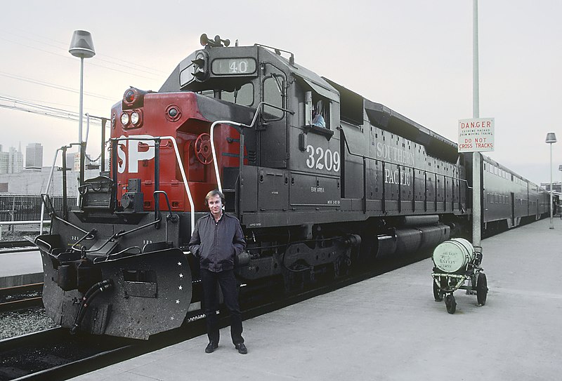 File:SP 3209 with Train 40 at the 4th and Townsend in San Francisco, CA in April 1983 (32738024780).jpg