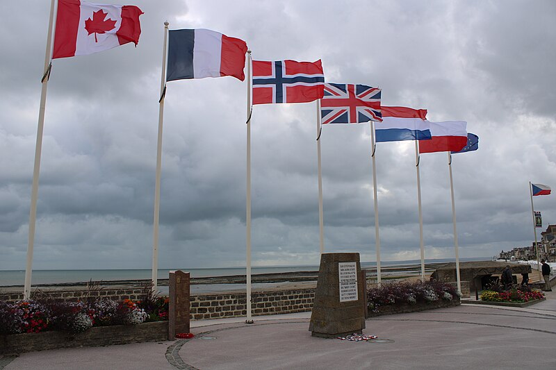 File:Saint-Aubin-sur-Mer Monument Débarquement 2.jpg