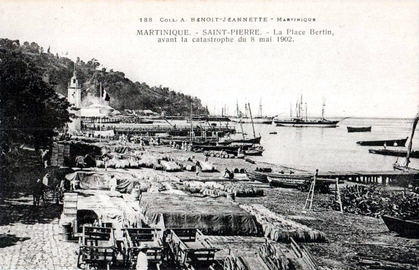 La place Bertin avec son quai couvert de marchandises, la plage et les appontements.