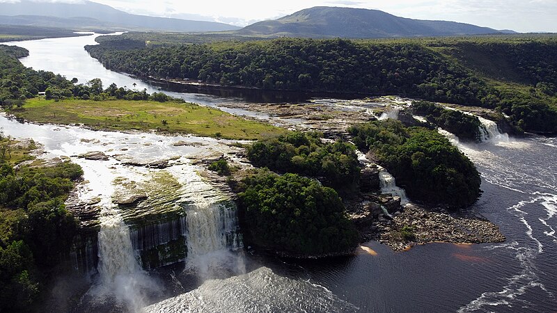 File:Salto-El-Hacha-y-Ucaima.jpg