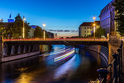 Sandkrugbrücke, uma ponte no bairro Moabit, Berlim, Alemanha. A trilha de luz sob a ponte vem de um navio que passa durante a exposição (definição 5 472 × 3 648)