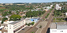 Hoofdstraat Av. dos Pinheiros in Santa Izabel do Oeste