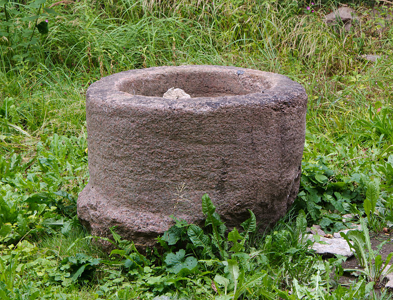 File:Satow Kirchenruine Tauffünte.jpg