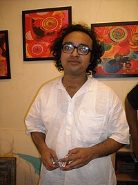 Satyaki Banerjining Nyu-Dehli shahridagi Xuz Xas qishlog'idagi musiqiy uchrashuvlarda chiqishlari - Moushumi Bhowmik, Satyaki Banerjee va Rosalind Acton 2012 yil 13-may kuni kontsertda.