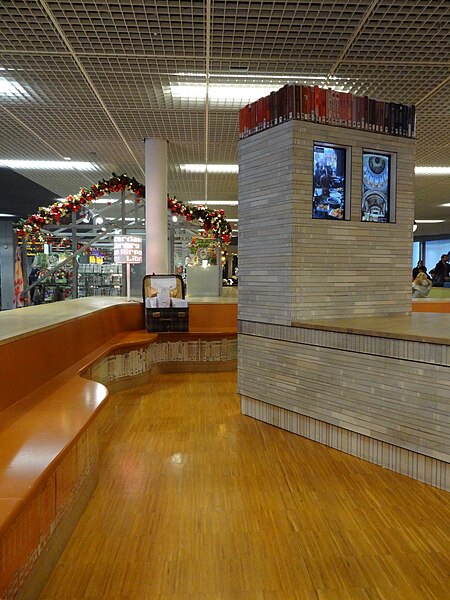 File:Schiphol Airport Library 02.jpg