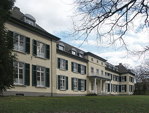 Die Gartenfassade des Schlosses Gnadenthal