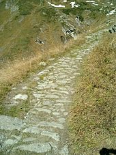 Route historique sur le versant sud du col.