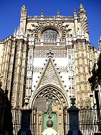 Timpano sulla copertina di San Cristóbal della cattedrale di Siviglia