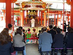 Japán lányok egy szentélynél , felöltözve a Sicsi go szan fesztiválra