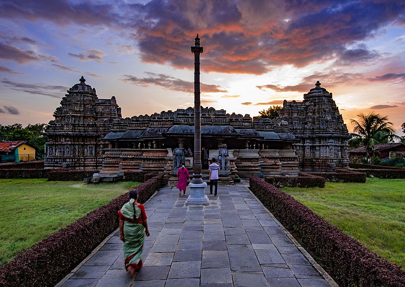 File:Shri VeeraNarayana Temple, Belavadi.jpg