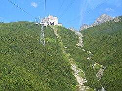 Pohled do Skalnaté doliny (vpravo) z lanovky