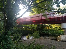 Un puente corto para caminar / andar en bicicleta que está sobre el río Dodder