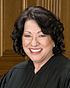 Sonia Sotomayor u SCOTUS ogrtaču.jpg