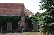 Kriegerdenkmal au dem Gelände der Pfarrkirche St. Jakobus, Pfarrgasse 1, Herlheim, Gemeinde Kolizheim, Unterfranken, Deutschland