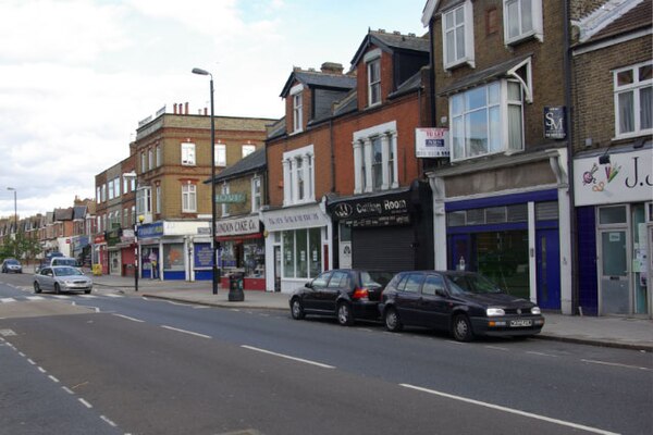 Image: Station Road, Chingford   geograph.org.uk   1523789