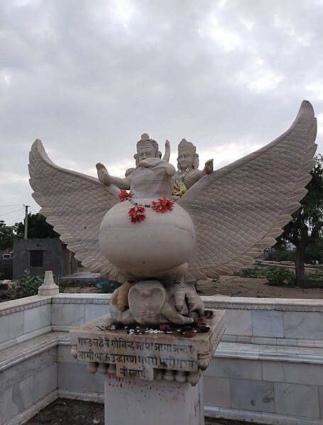 File:Statue of Garuda in Batadu ka Kuaa Complex Barmer.jpg