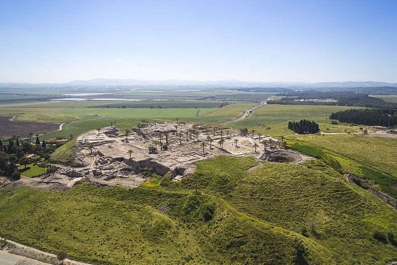 File:TEL MEGIDDO - AERIAL VIEW ITAMAR GRINBERG IMOT (14062759345) (2).jpg